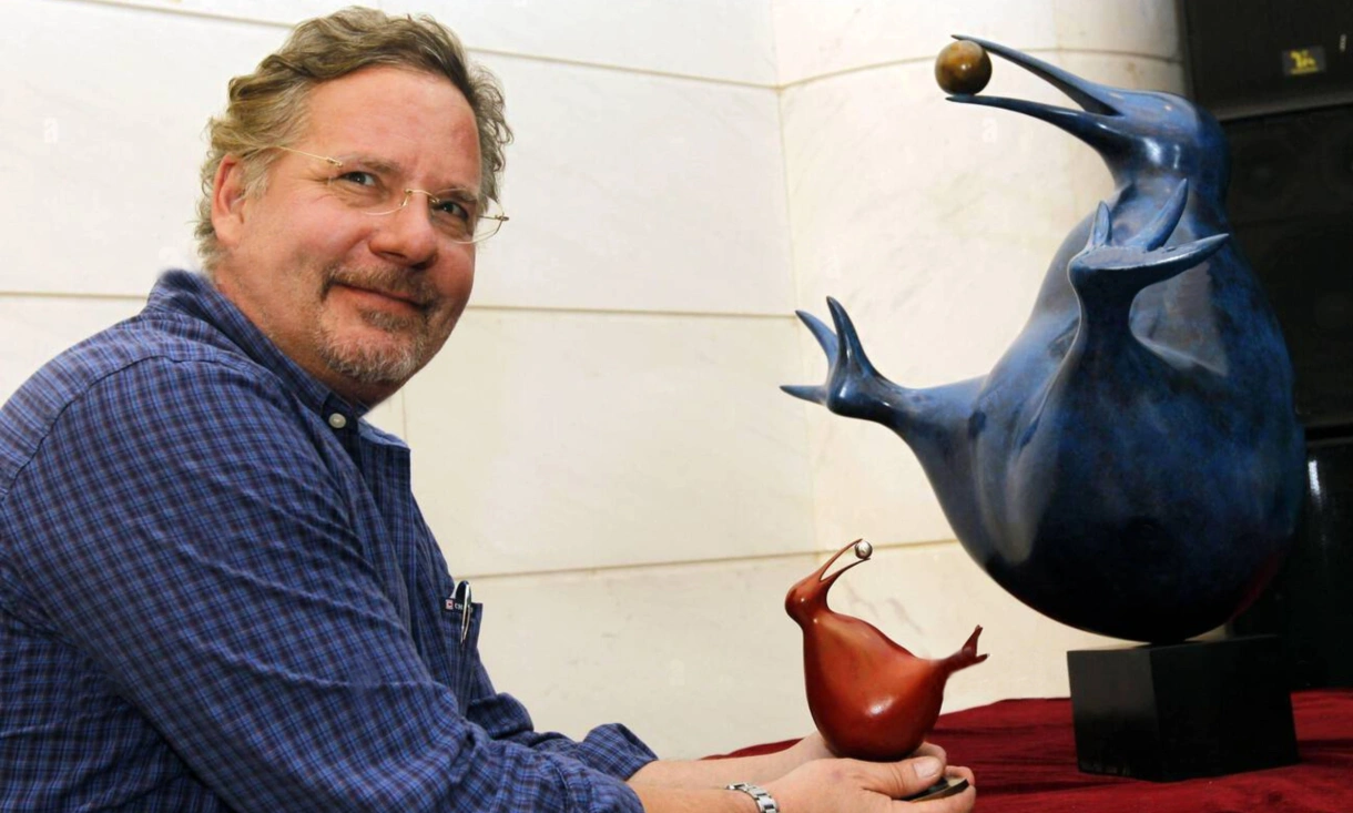Peter Woytuk creates sculptures of animals in varied scales.