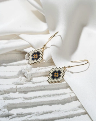 Earring with carpet ornament