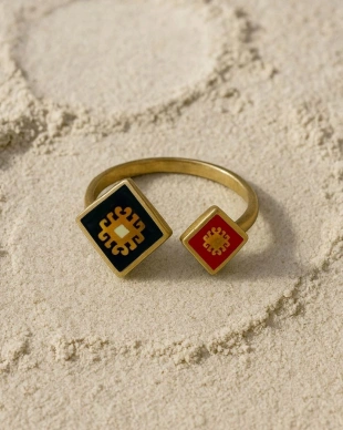 Small ring with carpet ornament